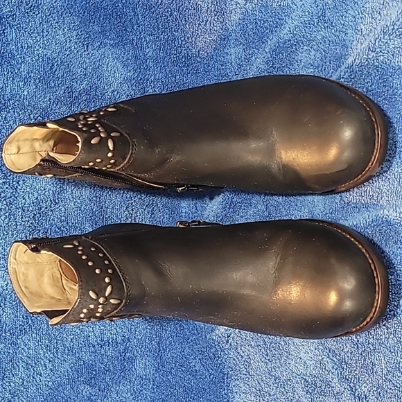 OluKai Ho'Ohilu Woman's Boot. SIZE 10. 3 Inch heels. Box included - Picture 2 of 9